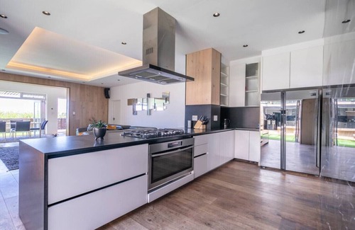 Cape Town City Centre Villa | Cape Town Luxury Villa Pool + City Skyline Views