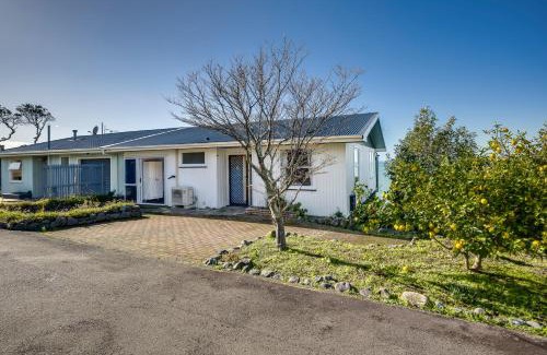 Bluff Hill House | Cape View - Napier Holiday Home