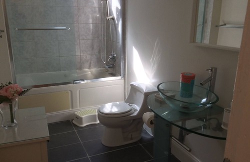 Truxton Circle House | Capiitol Hill North .The apartment is walking distance from the US Capitol