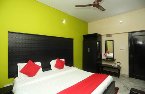Mathura Hotel | Capital O 15091 Gaurav Boarding House