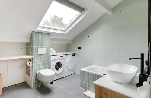 Mareil-Marly Villa | Capsule Villa Fun Jacuzzi cinéma Foot Poker Console