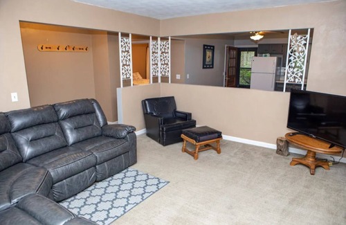 East Dubuque House | Captain Merry Bluffside Villa