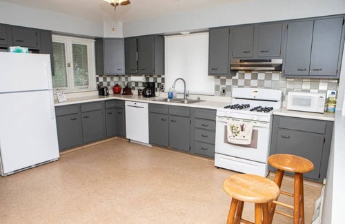 East Dubuque House | Captain Merry Bluffside Villa