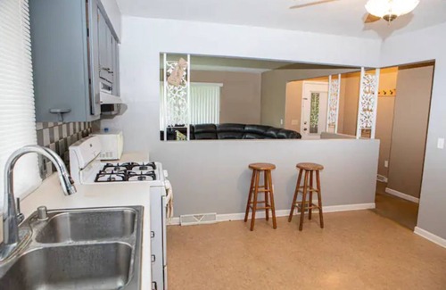 East Dubuque House | Captain Merry Bluffside Villa