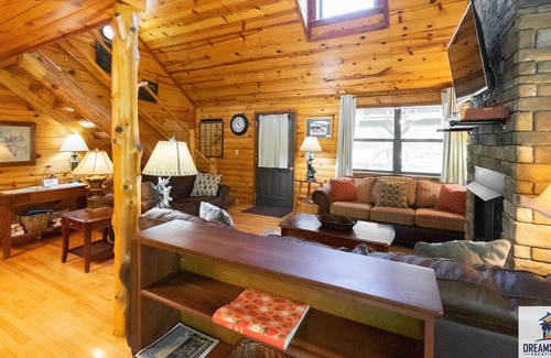 Mountain View Cabin | Captain's Cool Water Cabin 2 Bedroom Cabin