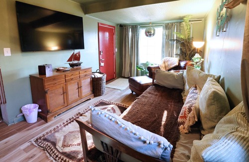 Charleston House | Captain's Quarters-Beautiful Home minutes to Folly