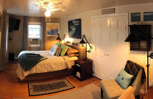 Lynn Bed & Breakfast | Captains quarters on the lake in lynn