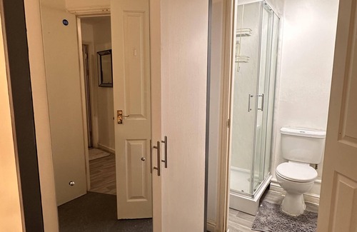 West Bromwich Apartment | Captivating 2-bed Apartment in West Bromwich