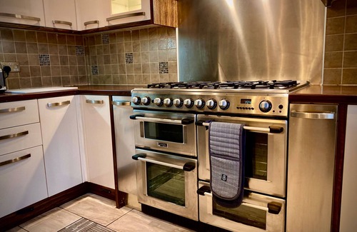 South Shore House | Captivating 4-Bed Hot Tub House in Blackpool