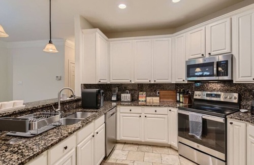 West Campus Apartment | Captivating 4BR Haven with Park View near DT