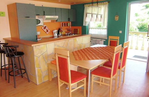 Lichtenhain Apartment | Captivating Apartment in Lichtenhain with Pond