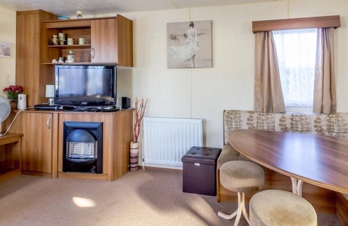 Hopton House | Caravan for hire at Breydon Water Holiday Park near Great Yarmouth ref 10035B