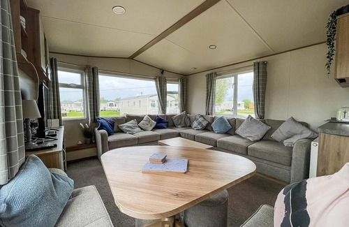 Tattershall Cabin | CaravanSleeps6-HotTub-Garden-WaterWonderland