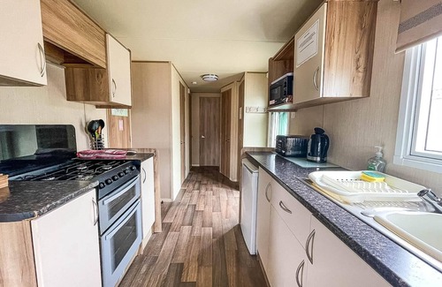 Tattershall Cabin | CaravanSleeps8-HotTub-FirePlace-Garden-Patio