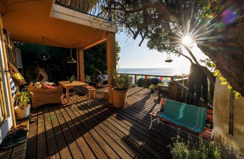 Gordons Bay Central House | Cardamom Cottage, sleeps 3 and 1 min walk to beach
