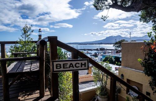 Gordons Bay Central House | Cardamom Cottage, sleeps 3 and 1 min walk to beach