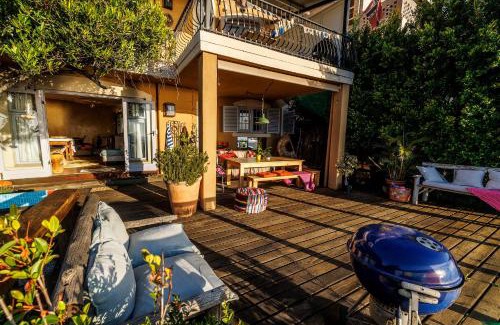 Gordons Bay Central House | Cardamom Cottage, sleeps 3 and 1 min walk to beach