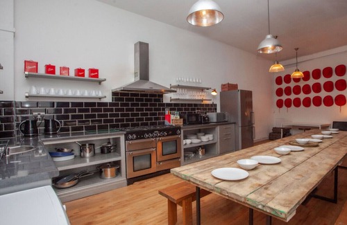 Butetown Apartment | Cardiff Bay Weekend House | Group Rental | 6-12 People