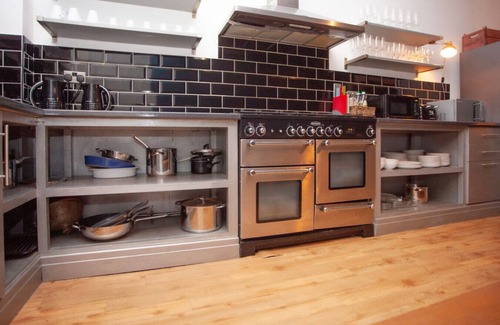 Butetown Apartment | Cardiff Bay Weekend House | Group Rental | 6-12 People