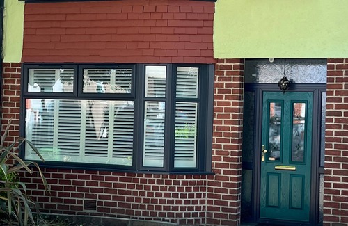 Fairwater House | Cardiff - Sleeps 7 - Parking - Jacuzzi - Garden