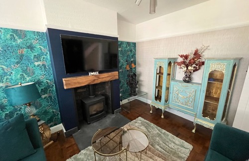 Fairwater House | Cardiff - Sleeps 7 - Parking - Jacuzzi - Garden