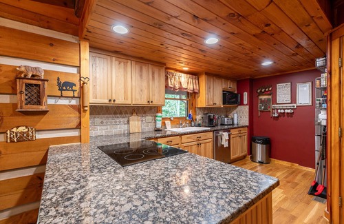 Foscoe House | Cari's Rivers Edge - private home in Boone with a fire pit