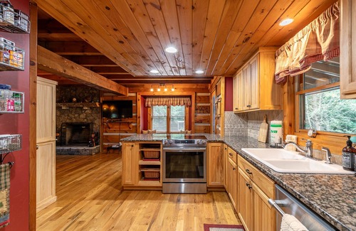 Foscoe House | Cari's Rivers Edge - private home in Boone with a fire pit