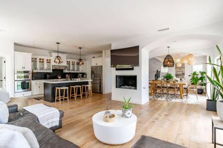 Carlsbad House | Carlsbad Dream House with Hot Tub Walk to Beach