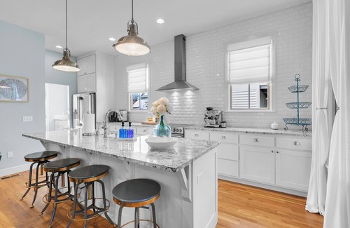 Hoyt House | CARLTON LANDING! 3-Porches, Partial lake views, Putting green and Fire pit.