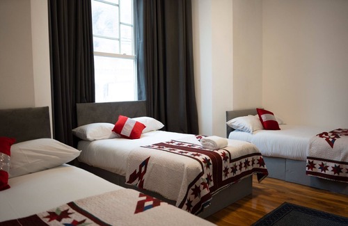 Kilburn Apartment | Carlton Residence Sleeps 6