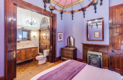 French Quarter Hotel | Carnival Royalty at Historic Guest House
