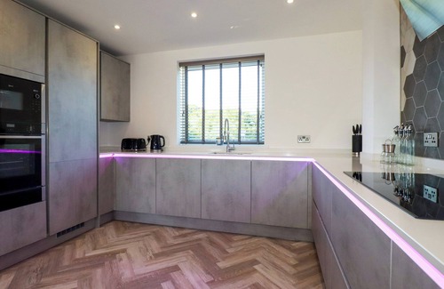 Truro House | CARNON GWEL, DEVORAN, pet friendly, with hot tub in Devoran, Cornwall