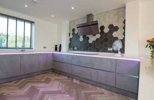 Truro House | CARNON GWEL, DEVORAN, pet friendly, with hot tub in Devoran, Cornwall