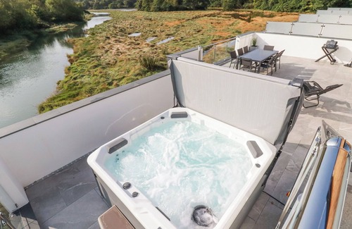 Truro House | CARNON GWEL, DEVORAN, pet friendly, with hot tub in Devoran, Cornwall