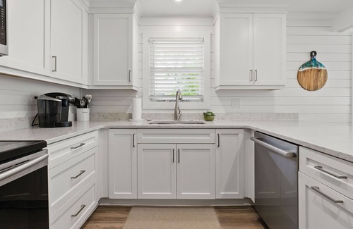 Isle of Palms House | Carolina Belle Recent Renovation 5 bd/4 ba Private Pool, Backyard Oasis, 3rd Row