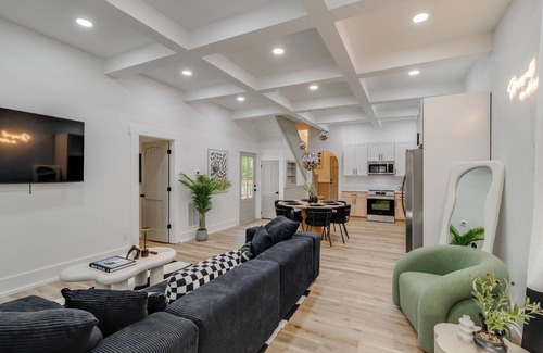 Columbia House | Carolina Dreaming/4 BDRM/Sleeps 14/ Walking distance to Williams-Brice
