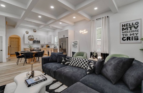 Columbia House | Carolina Dreaming/4 BDRM/Sleeps 14/ Walking distance to Williams-Brice