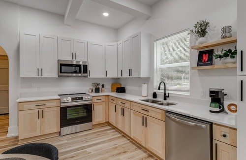 Columbia House | Carolina Dreaming/4 BDRM/Sleeps 14/ Walking distance to Williams-Brice