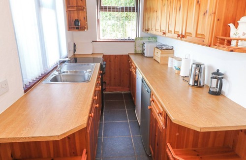 Praa Sands Cottage | CAROLYNS COTTAGE, pet friendly, country holiday cottage in Praa Sands