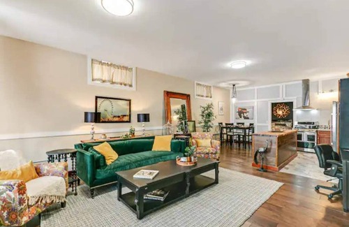 Englewood Apartment | Carousel 2 - a proven location with a proven Host