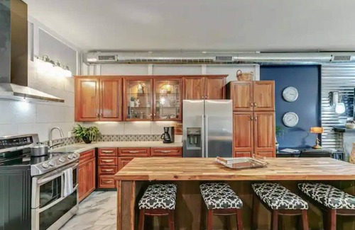 Englewood Apartment | Carousel 2 - a proven location with a proven Host