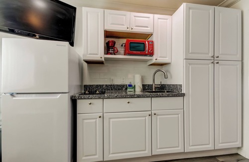 Sunset Reef Hotel | CAROUSEL SUITES - VACATION STEPS FROM THE BEACH - SUITES #5 - NEWLY RENOVATED