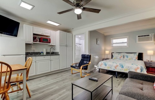 Sunset Reef Hotel | CAROUSEL SUITES - VACATION STEPS FROM THE BEACH - SUITES #5 - NEWLY RENOVATED