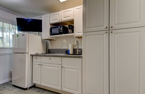 Sunset Reef Hotel | ⛵Carousel Suites #8- Renovated Studio steps to the beach - The Perfect Getaway!