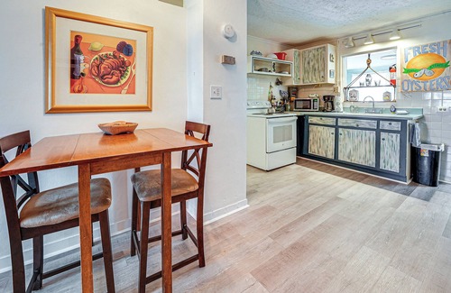 Lanark Village Cottage | Carrabelle Cottage w/BBQ Grill ~ 7 Mi to Beach!