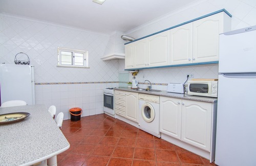 Albardeira Villa | Carrell Red Villa, Wifi, Terrace