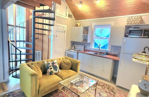 Historic Downtown Savannah Cottage | Carriage House, Forsyth Park, Pet friendly, private courtyard 🩷