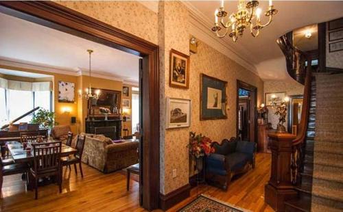 Fredericton Hotel | Carriage House Inn