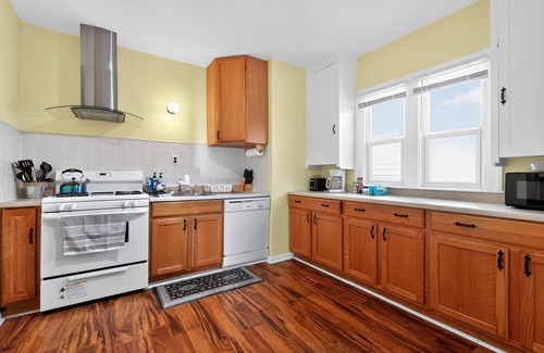 Wyandotte Apartment | Carriage House: Relax This Fall in the Heart of Wyandotte