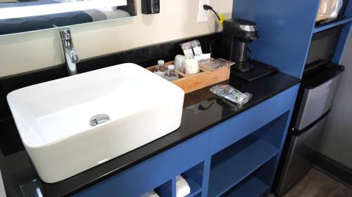 Newington Hotel | Carrier Motor Lodge